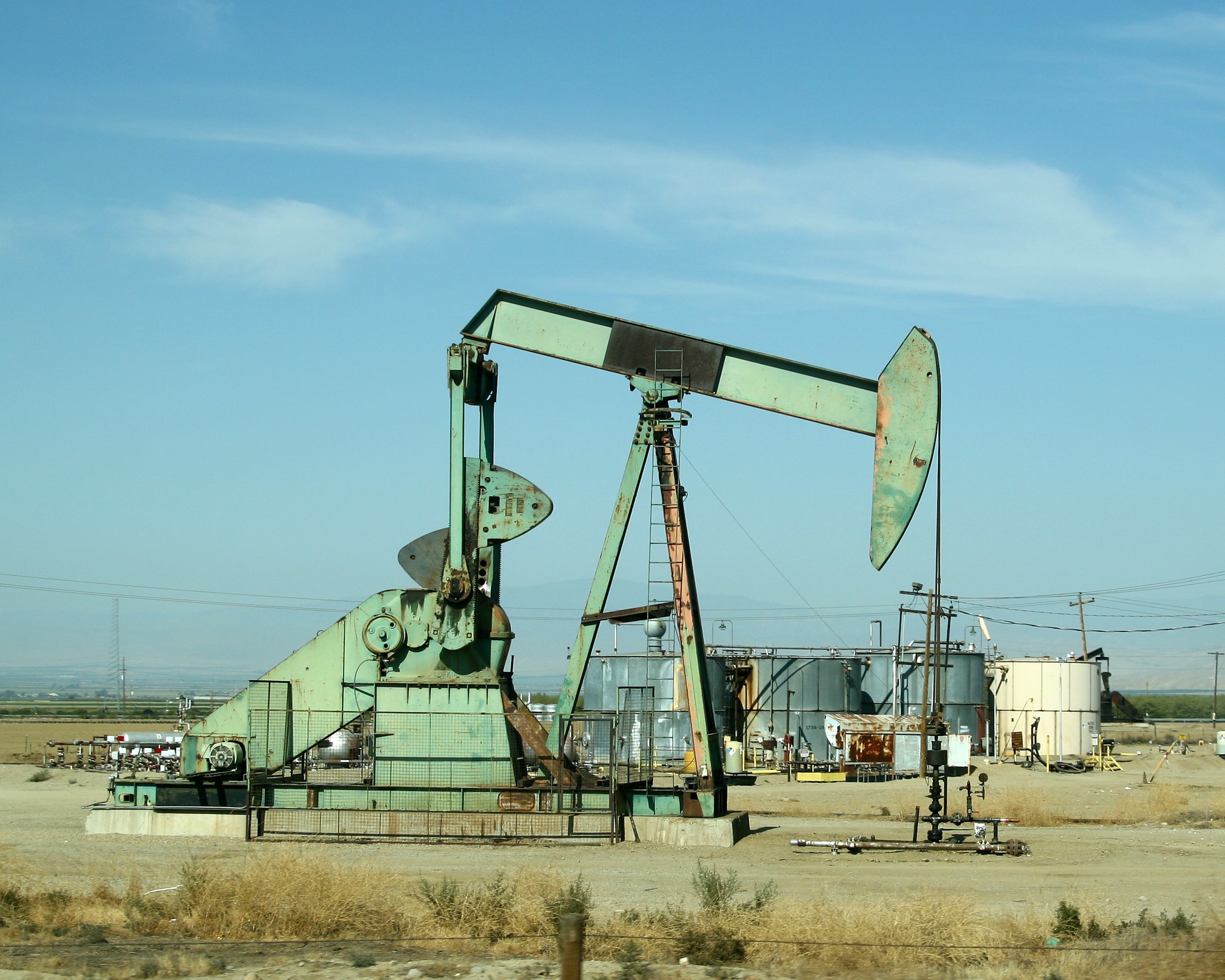 Oil pump in dry field