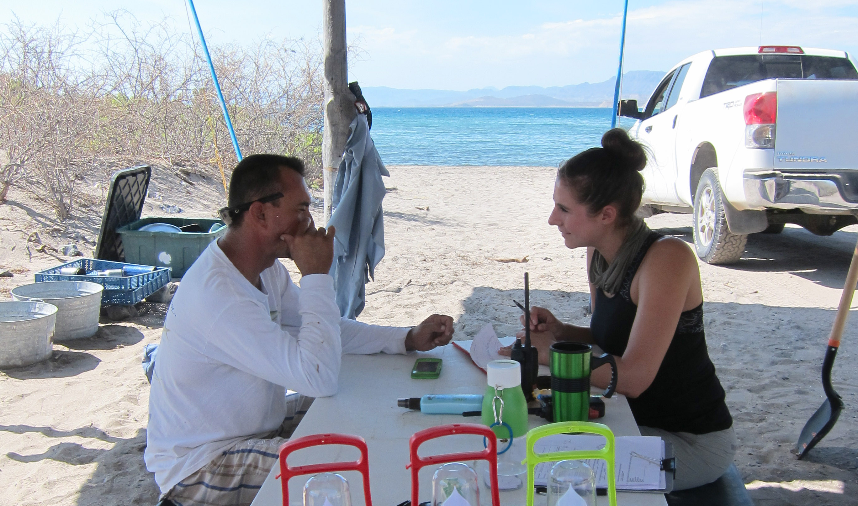 Two people having discussion at an outdoor table