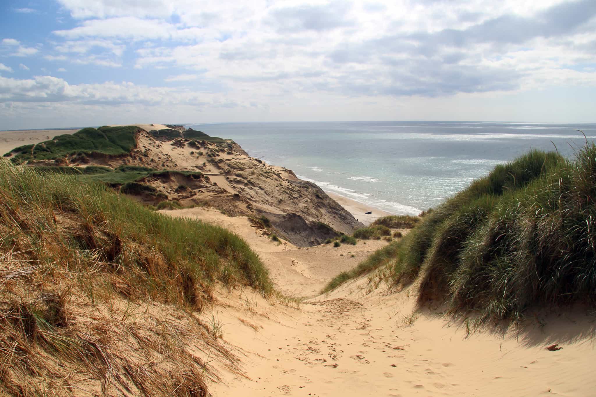 beautiful-shot-of-beach-shore-under-a-cloudy-sky